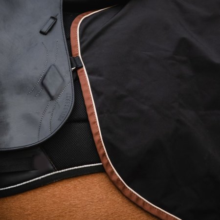 Praktické připevnění k řemenům sedla pomocí smyčky